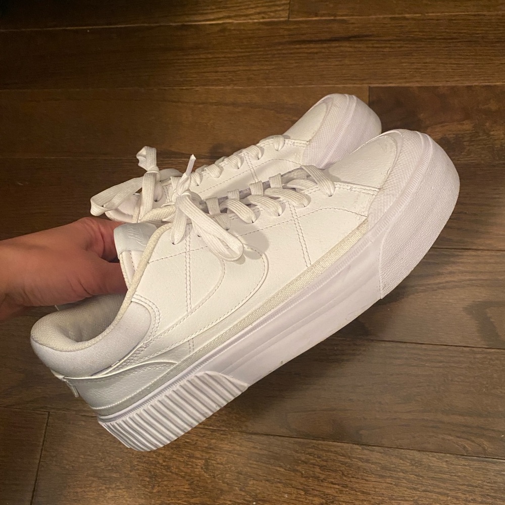 Nike women’s court legacy lift